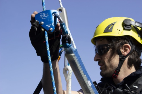 Urządzenie zjazdowe i asekuracyjne antypaniczne Irudek RED z hamulcem obrotowym - zdjęcie 2